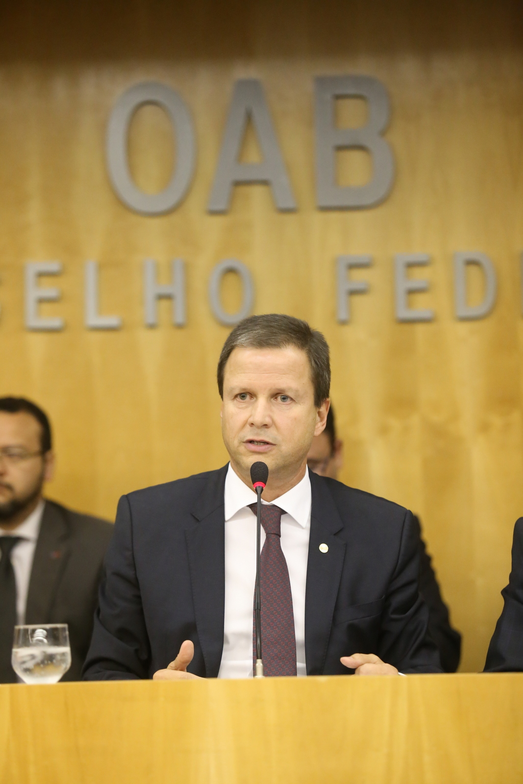 “Trata-se de medida que além e cumprir a norma legal, demonstra o respeito da instituição para com as prerrogativas da advocacia, assegurando a inviolabilidade do escritório ou local de trabalho dos profissionais”, ressaltou Lamachia. 